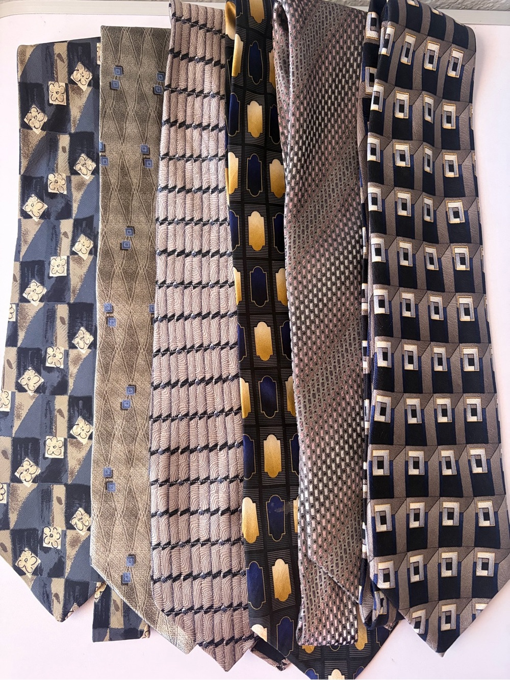Men's Patterned Necktie Set in Blue, Gray and Gold Tones